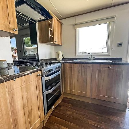 Beautiful Caravan With Decking At Carlton Meres Holiday Park, Suffolk Ref 60022M Saxmundham Exteriér fotografie