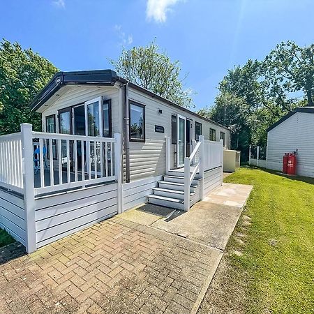 Beautiful Caravan With Decking At Carlton Meres Holiday Park, Suffolk Ref 60022M Saxmundham Exteriér fotografie