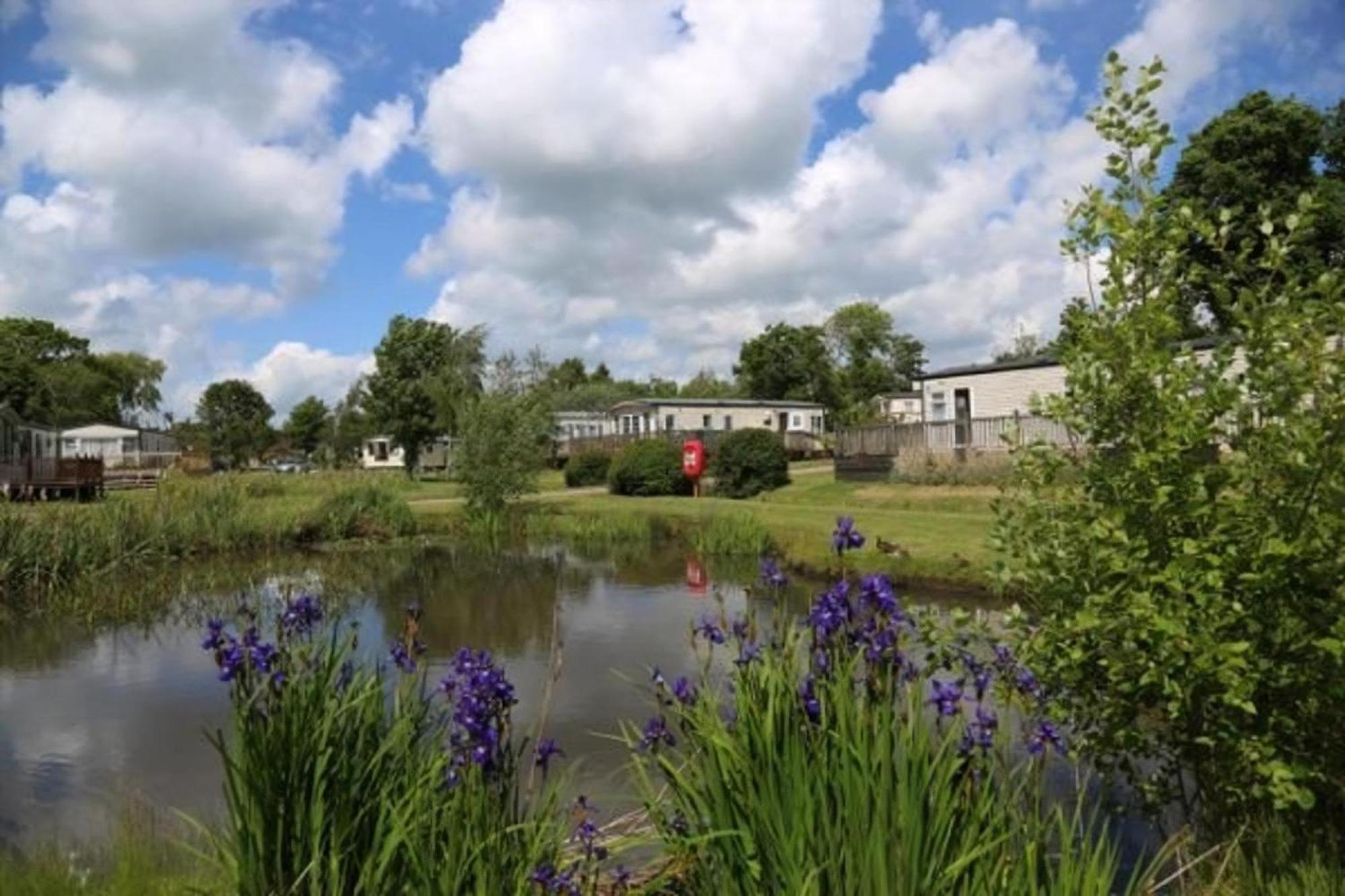 Beautiful Caravan With Decking At Carlton Meres Holiday Park, Suffolk Ref 60022M Saxmundham Exteriér fotografie
